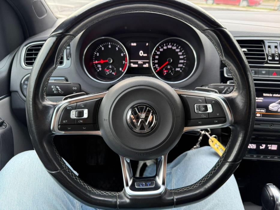 VOLKSWAGEN Polo 2015