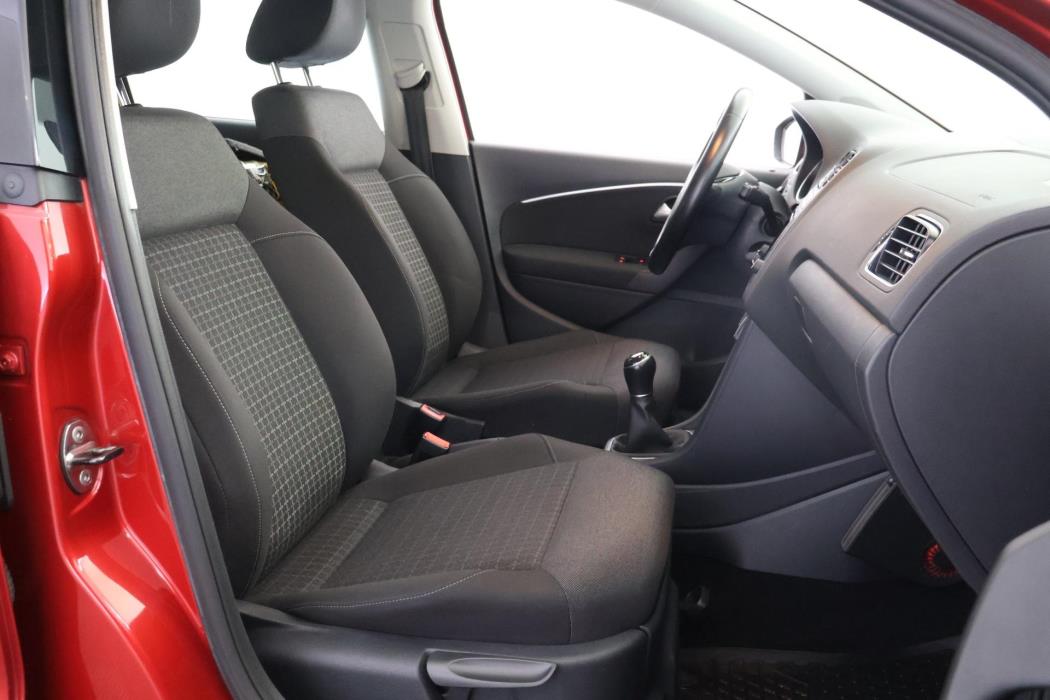 VOLKSWAGEN Polo 2016