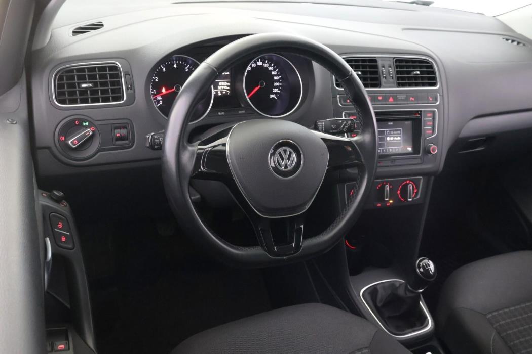 VOLKSWAGEN Polo 2016