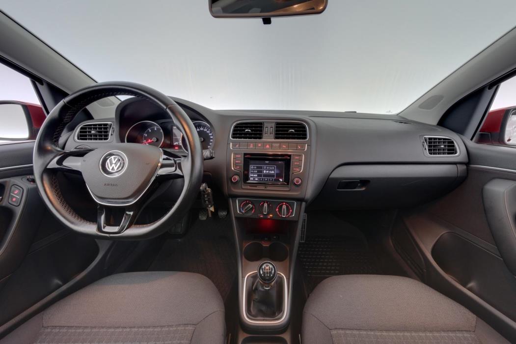 VOLKSWAGEN Polo 2016
