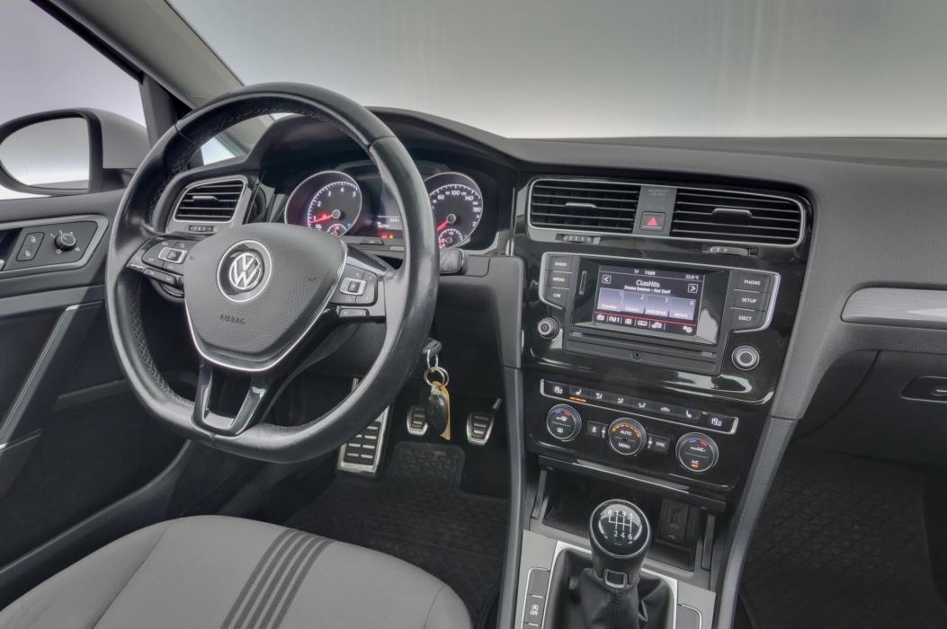 VOLKSWAGEN Golf 2016