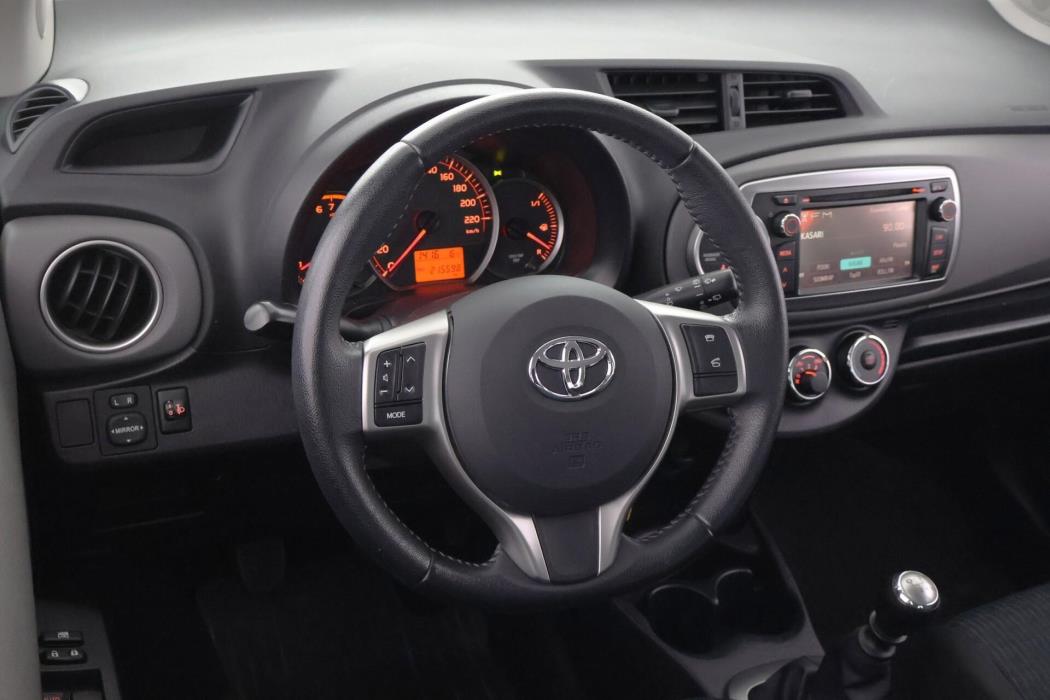 TOYOTA Yaris 2013