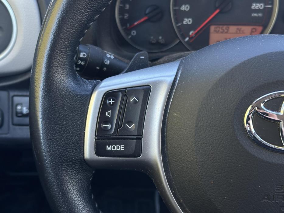 TOYOTA Yaris 2013