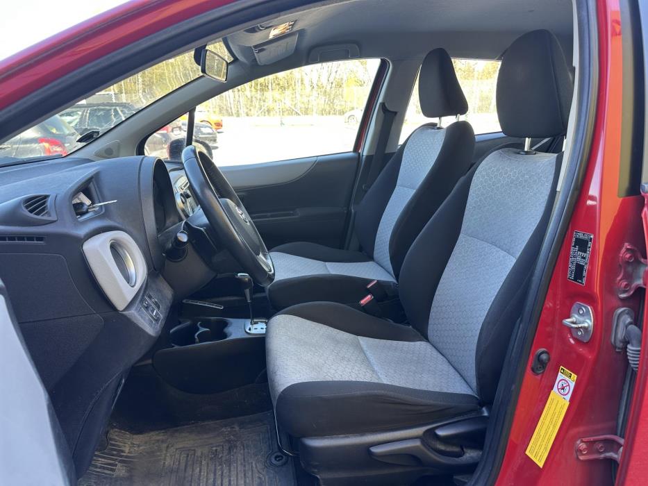 TOYOTA Yaris 2013