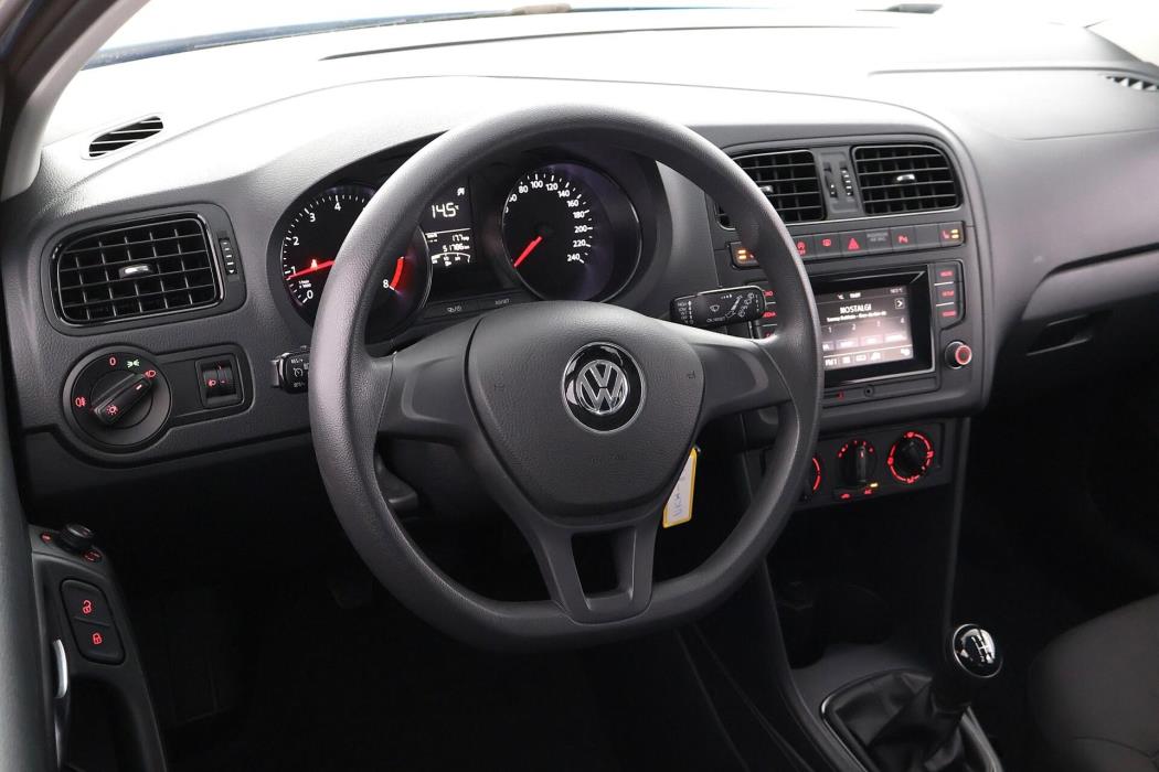 VOLKSWAGEN Polo 2016