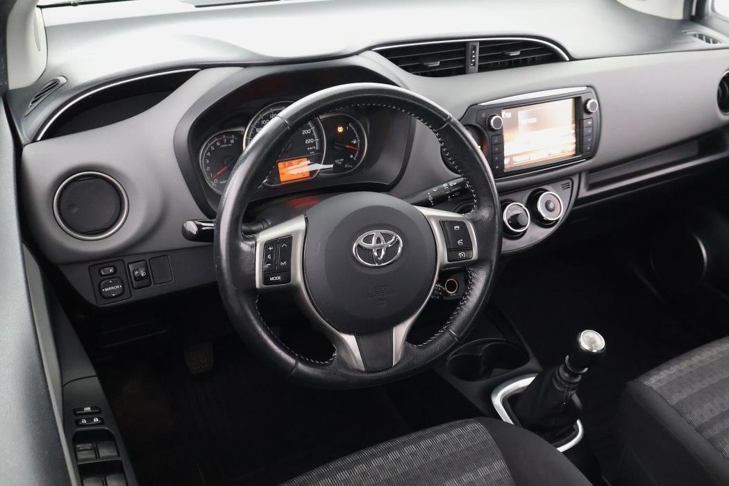 TOYOTA Yaris 2016