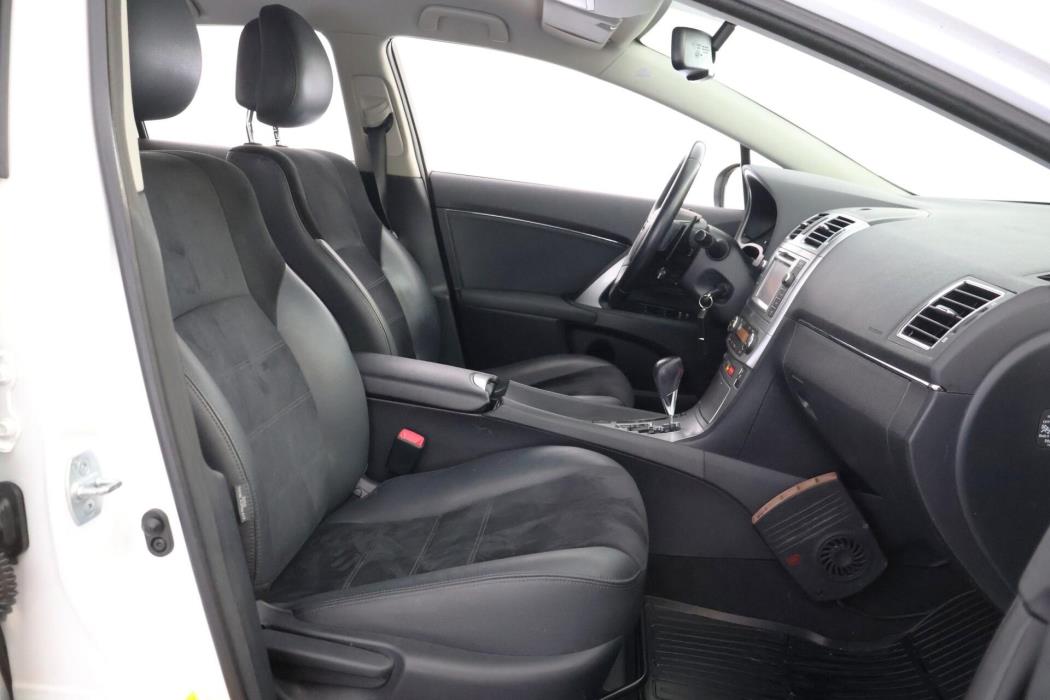 TOYOTA Avensis 2015