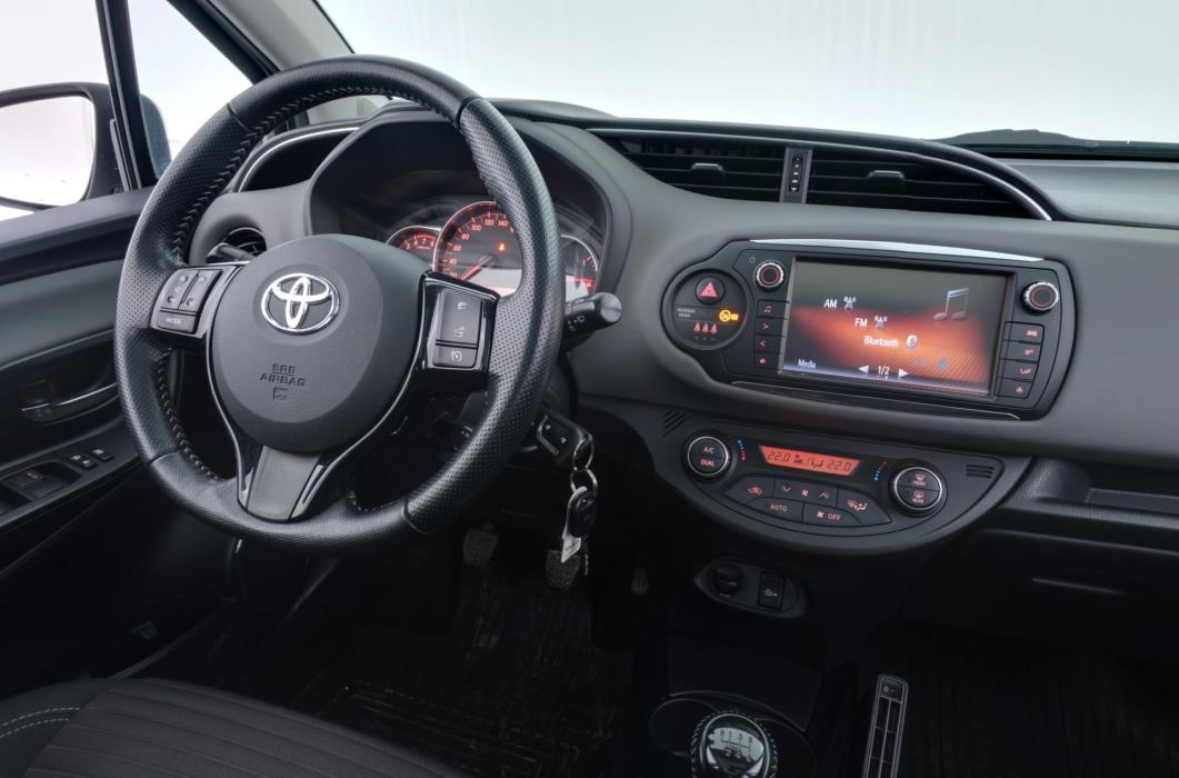 TOYOTA Yaris 2016