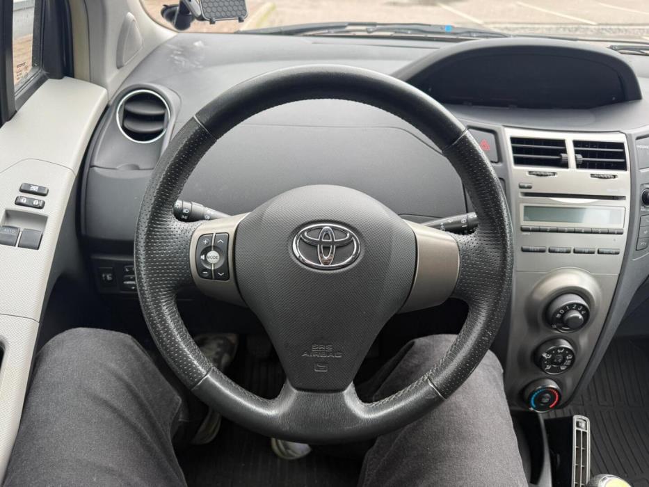 TOYOTA Yaris 2011