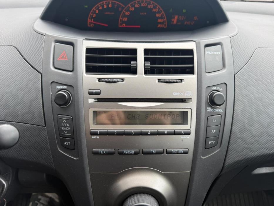 TOYOTA Yaris 2011