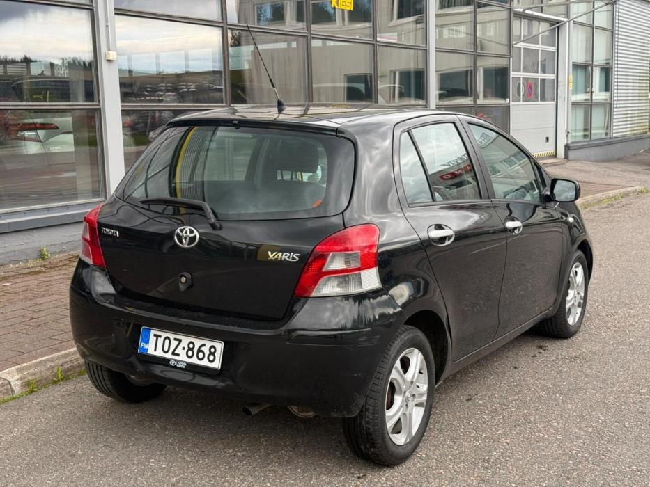 TOYOTA Yaris 2011