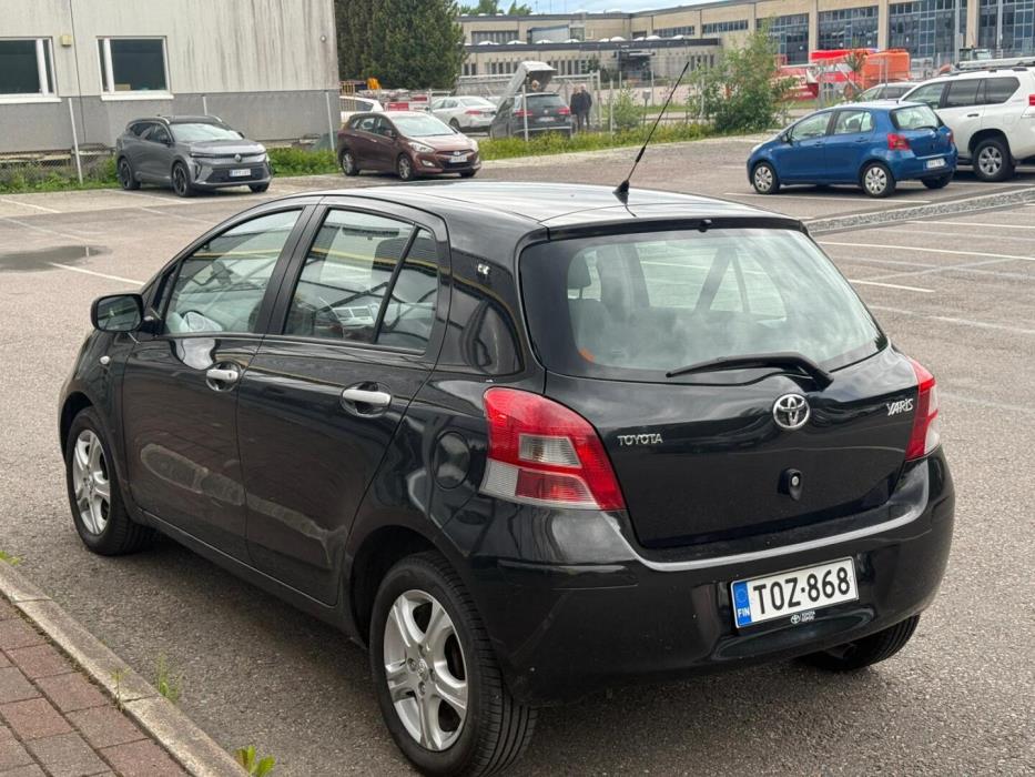 TOYOTA Yaris 2011