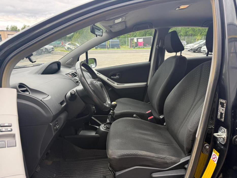 TOYOTA Yaris 2011