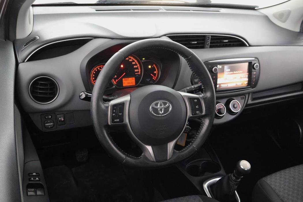 TOYOTA Yaris 2015