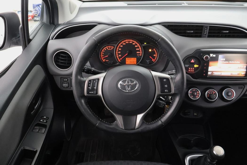 TOYOTA Yaris 2015