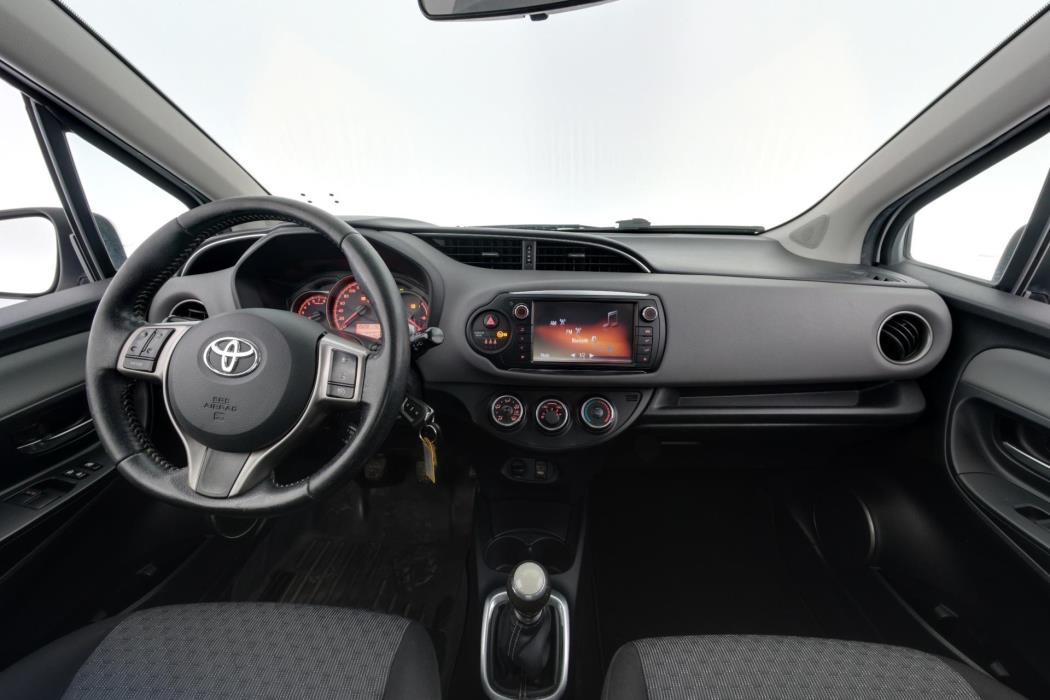 TOYOTA Yaris 2015