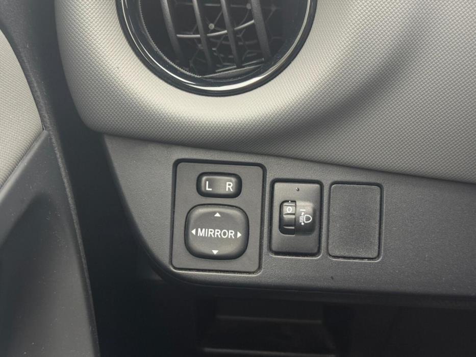 TOYOTA Yaris 2016