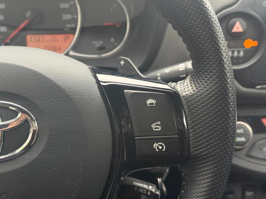 TOYOTA Yaris 2016
