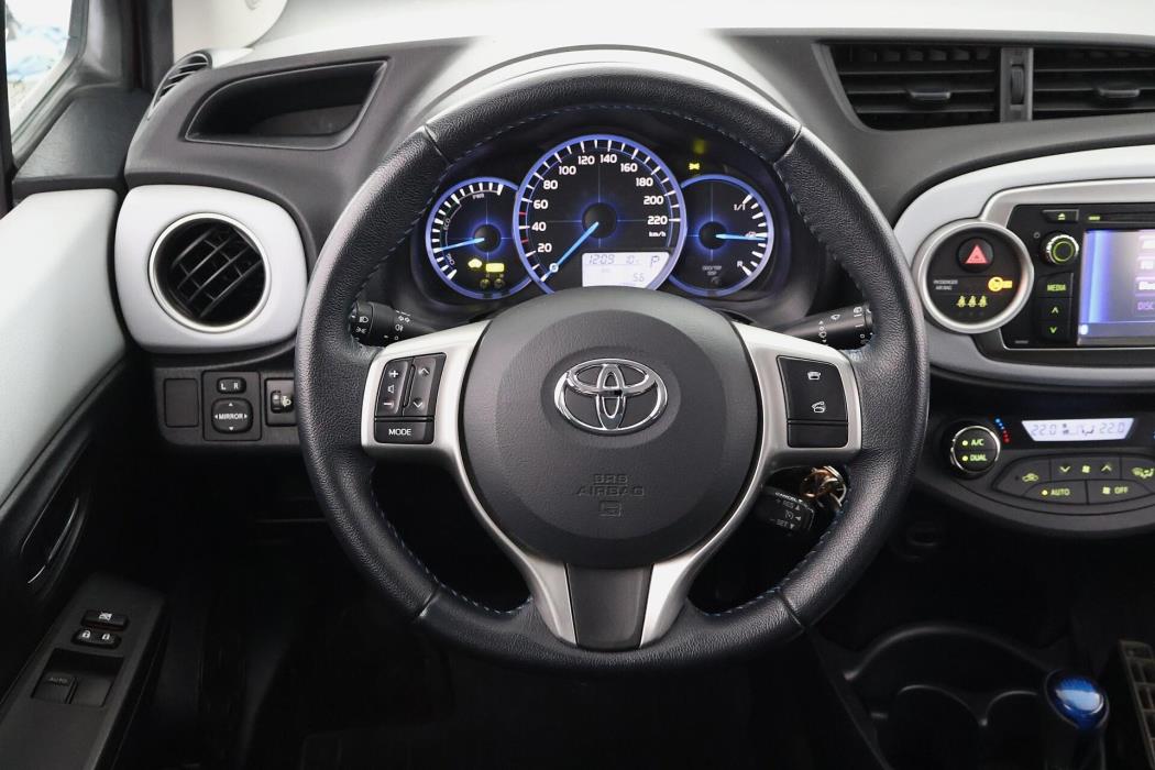TOYOTA Yaris 2013