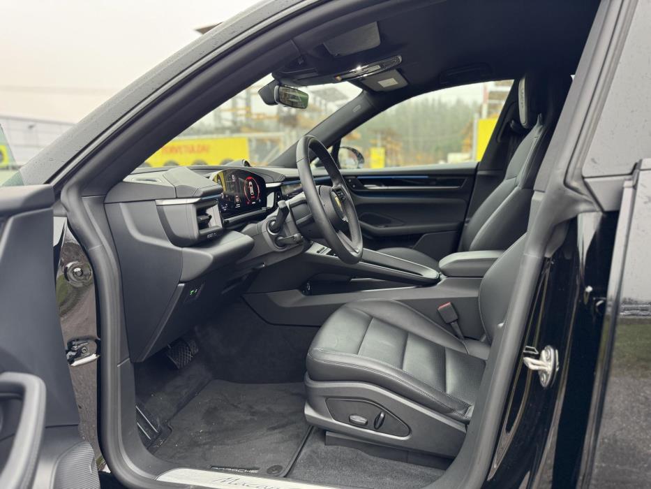 PORSCHE Macan 2025