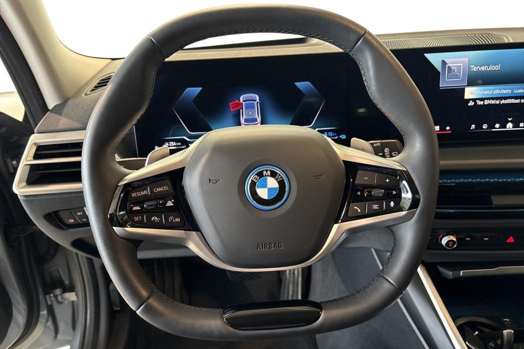 BMW 330 2025