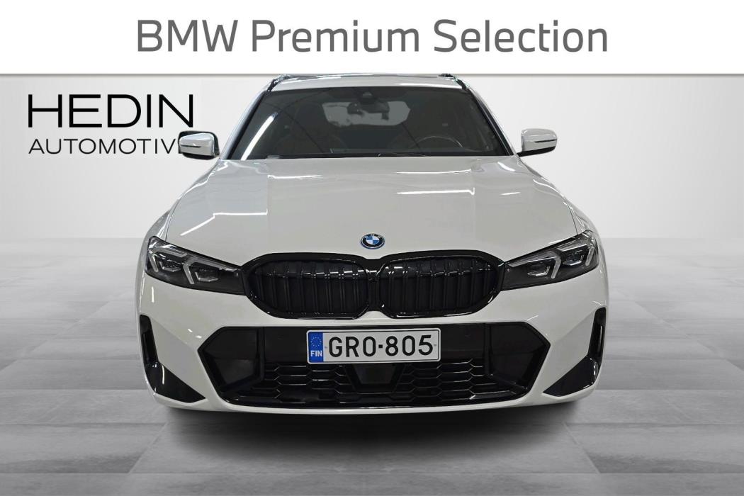 BMW 330 2023
