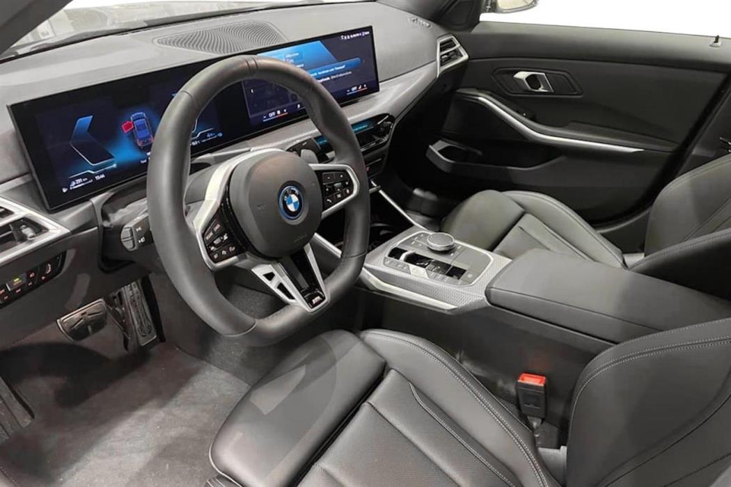 BMW 330 2026