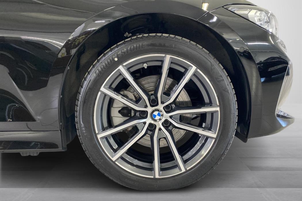 BMW 330 2025