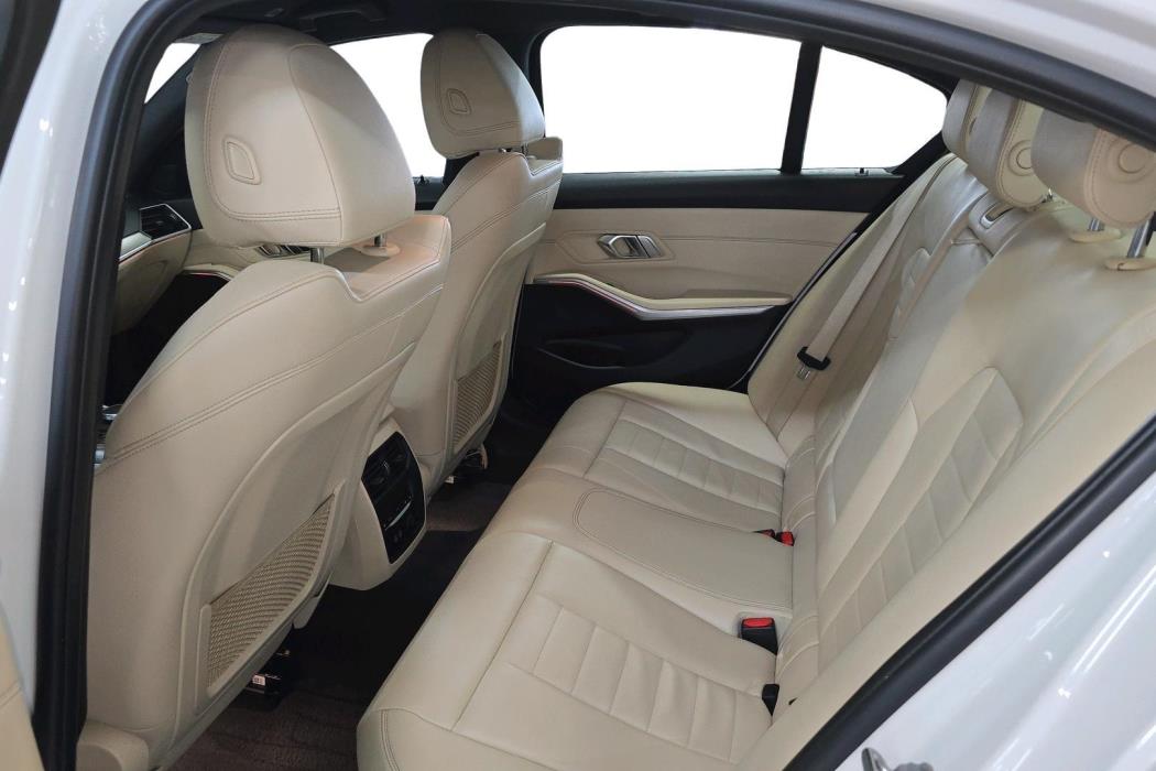 BMW 330 2019