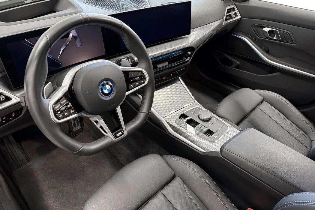 BMW 330 2025