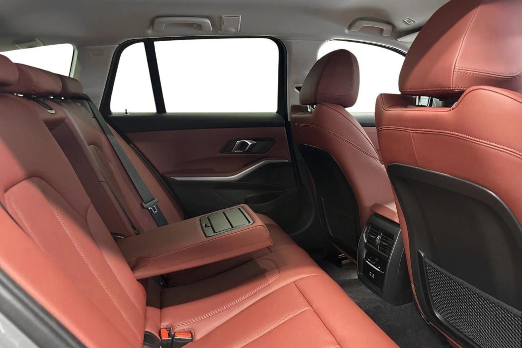 BMW 330 2023