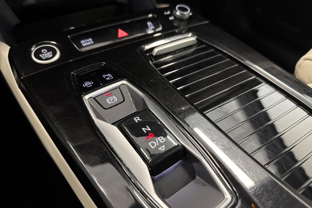 AUDI Q6 e-tron 2025