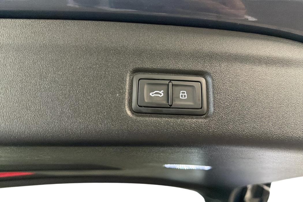 AUDI Q6 e-tron 2025