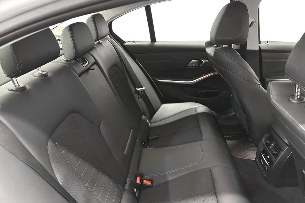 BMW 330 2019