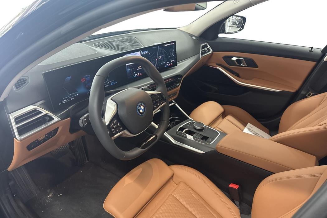 BMW 330 2025