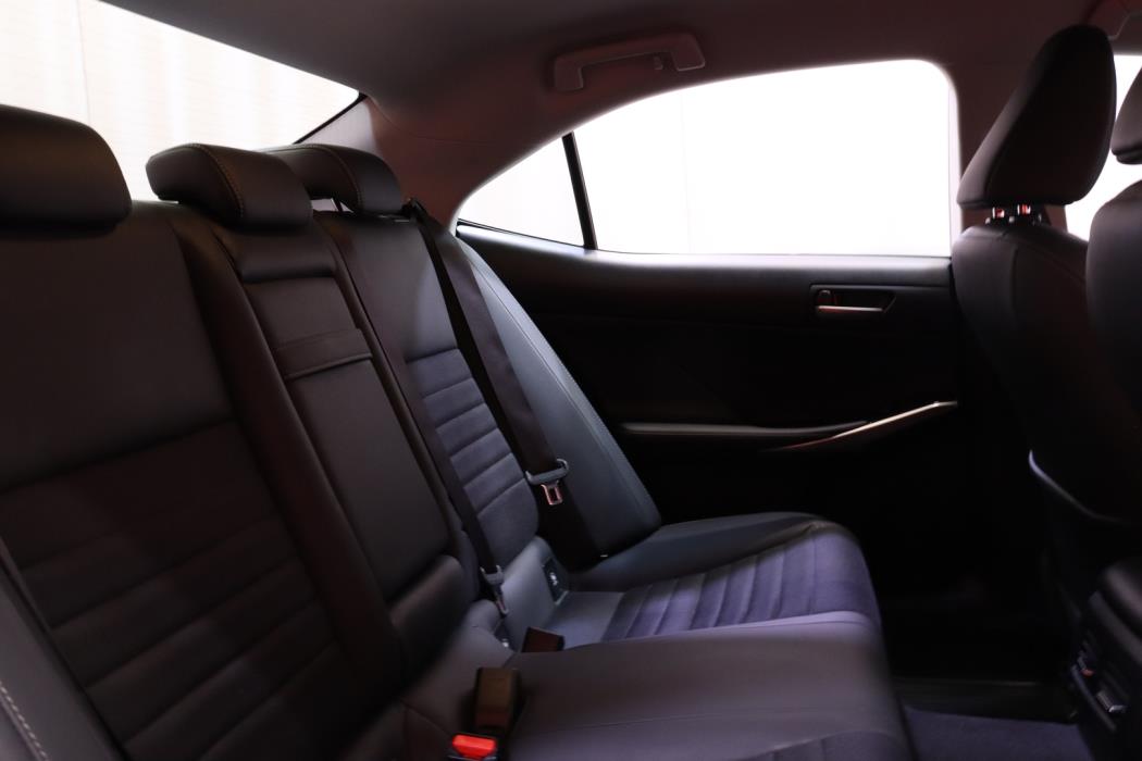LEXUS IS 2019