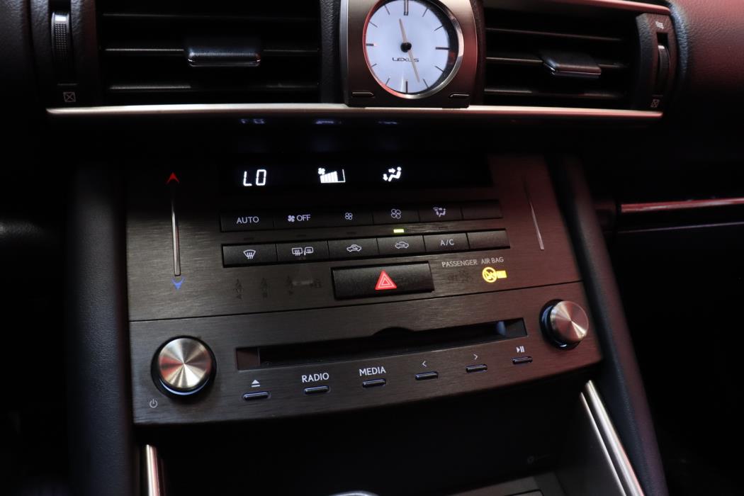 LEXUS IS 2019