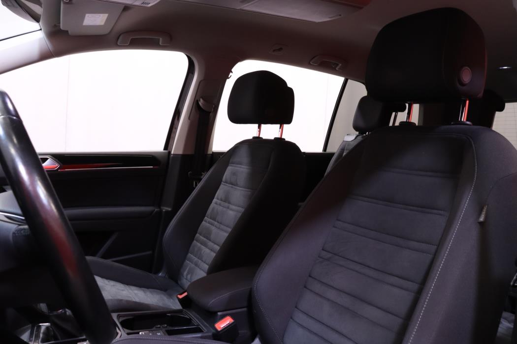 VOLKSWAGEN Touran 2018