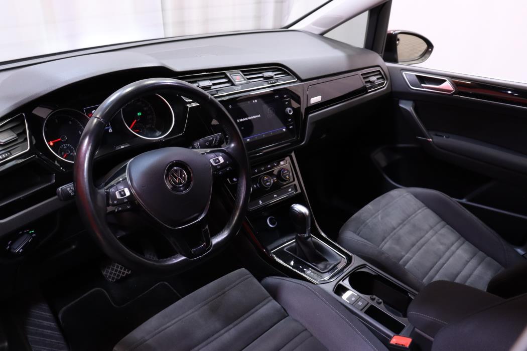 VOLKSWAGEN Touran 2018