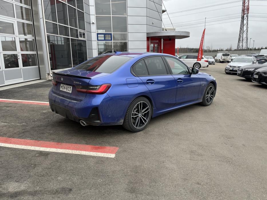 BMW 330 2023