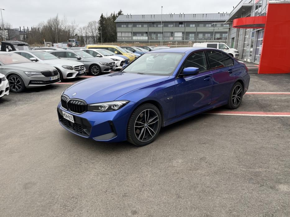 BMW 330 2023