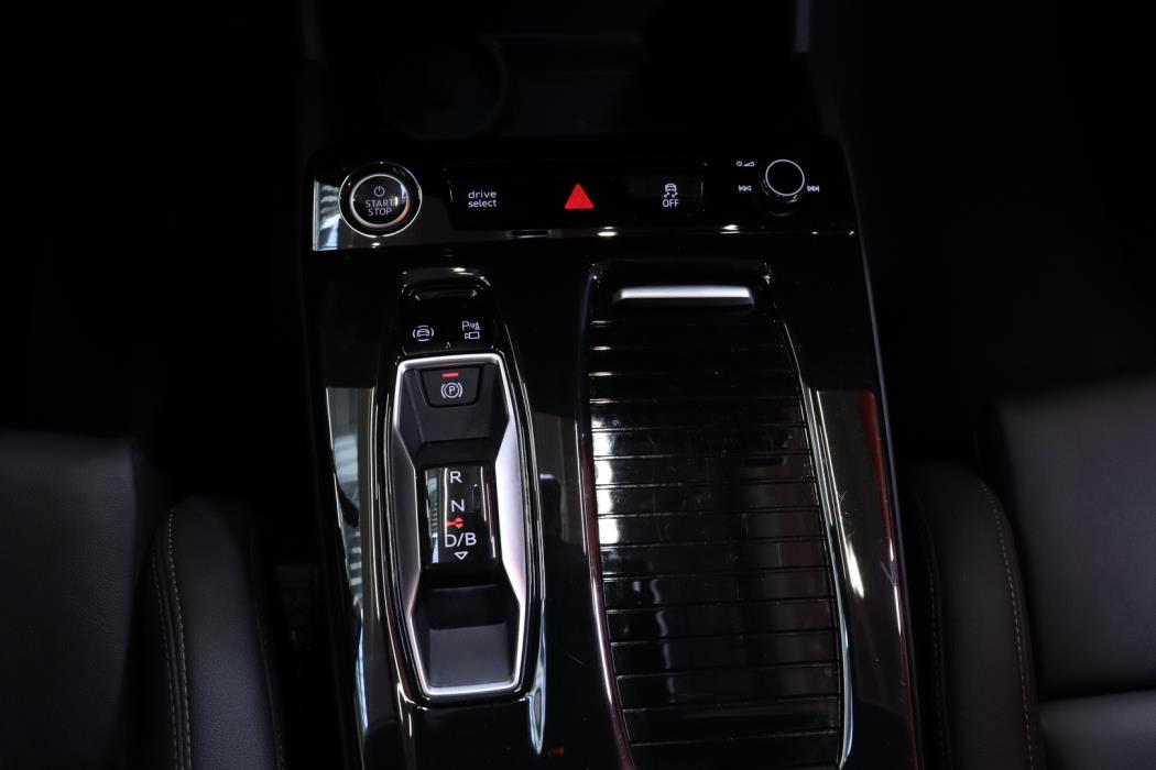 AUDI Q6 e-tron 2025