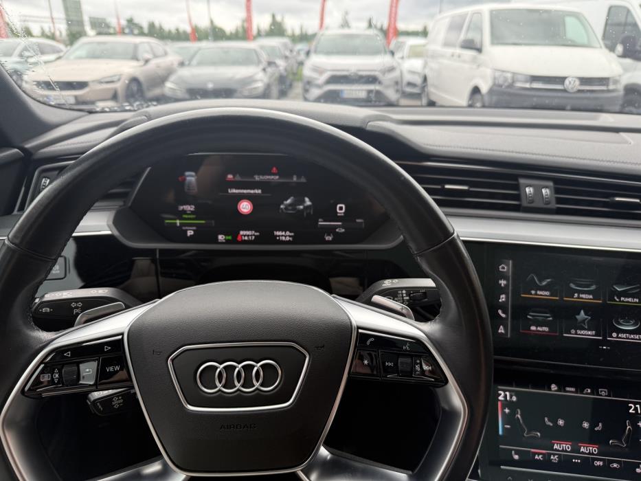 AUDI e-tron 2022