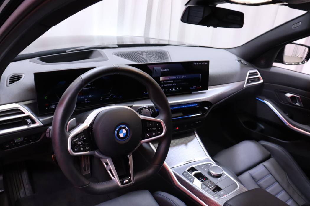 BMW 330 2025