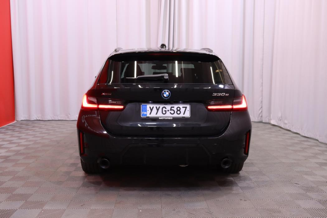 BMW 330 2025