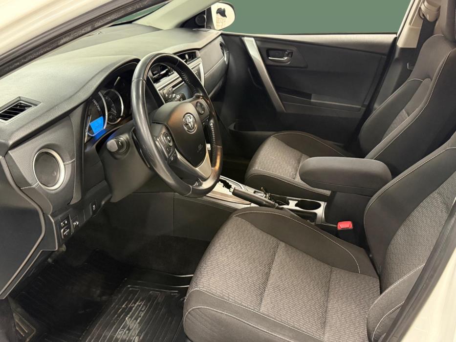 TOYOTA Auris 2015