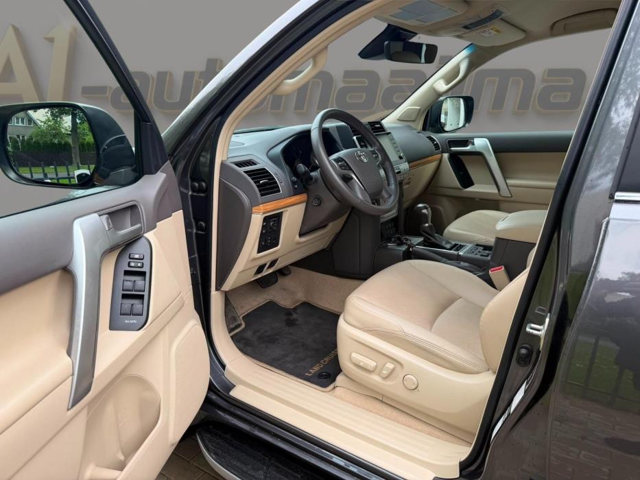 TOYOTA Land Cruiser 2023