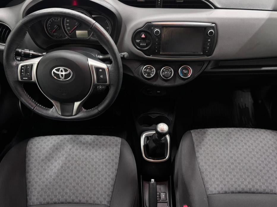 TOYOTA Yaris 2015
