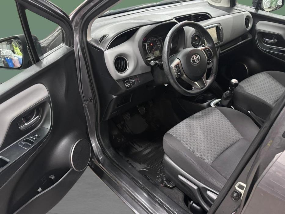 TOYOTA Yaris 2015
