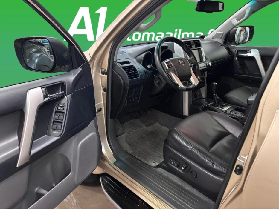 TOYOTA Land Cruiser 2013